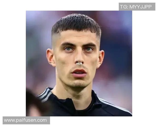 足球女球迷佩戴球星口罩头像展示独特个性与热情