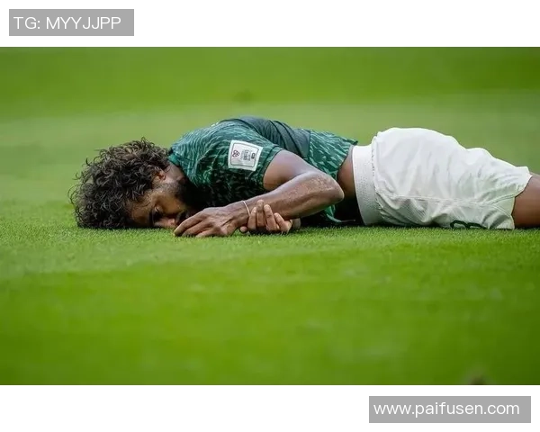 足球巨星深夜床上接电话 突破隐私的瞬间曝光